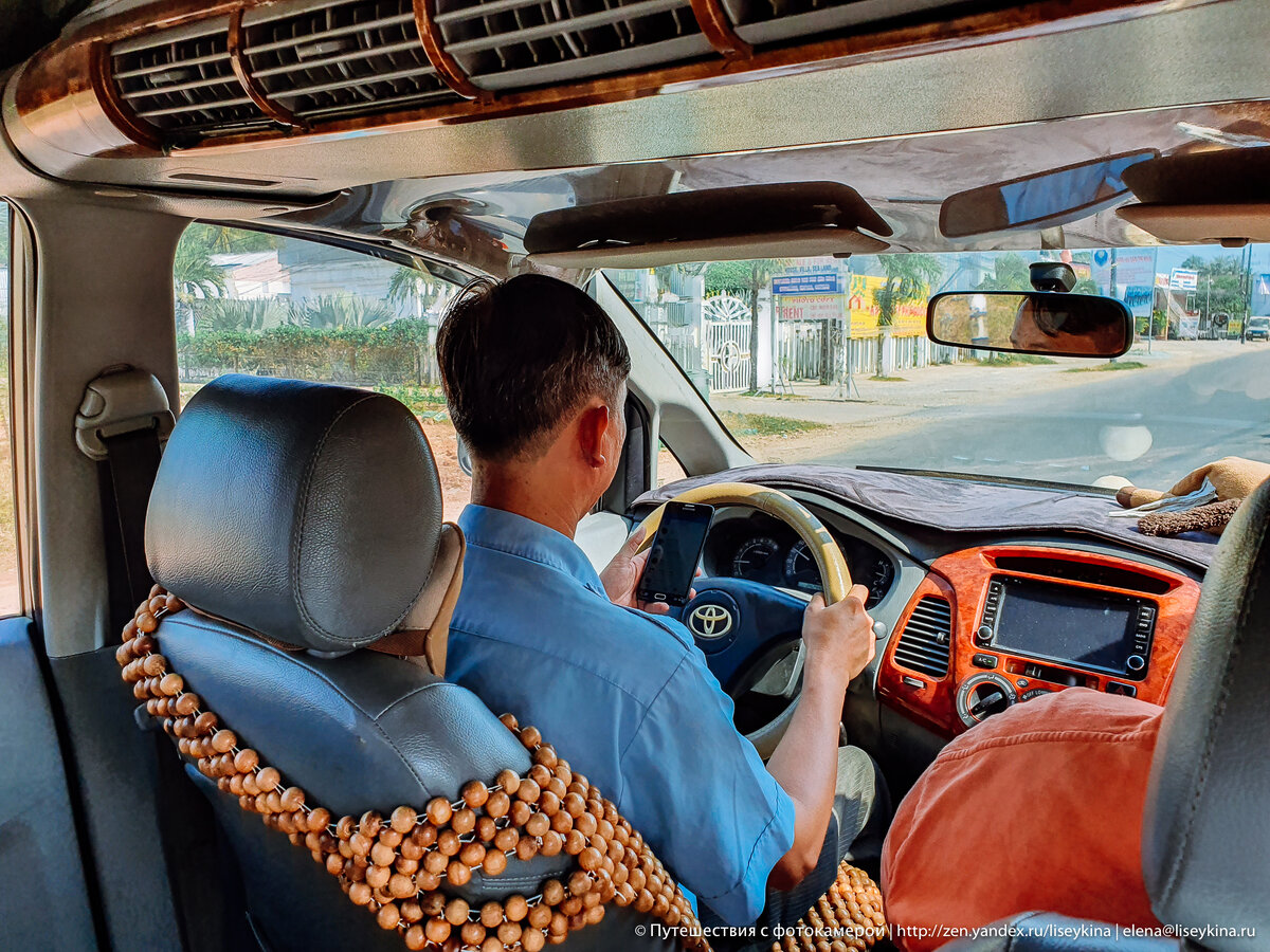 ?Хитрые натяжные потолки в такси во Вьетнаме. Расспросила местных, но они толком не знают для чего так сделано
