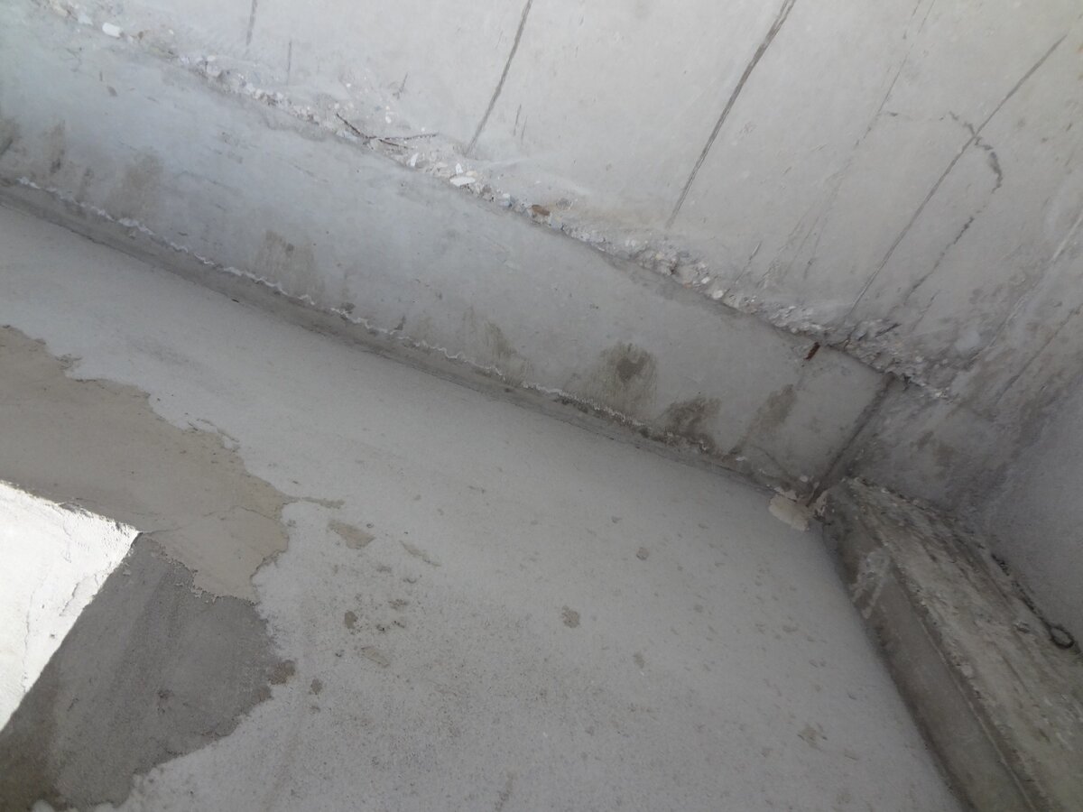 Потолок поражает своей ровностью. 