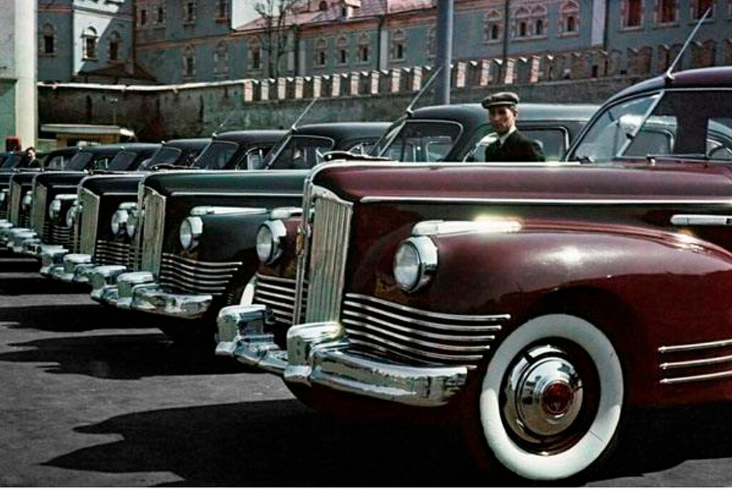 1946-50 гг., ЗИС-110 такси на пл. Революции,  Эммануил Евзерихин:

Кому-то из комментаров на Oldmos (где был выложен этот снимок) померещилось, что фото не цветное, а тонированное.
