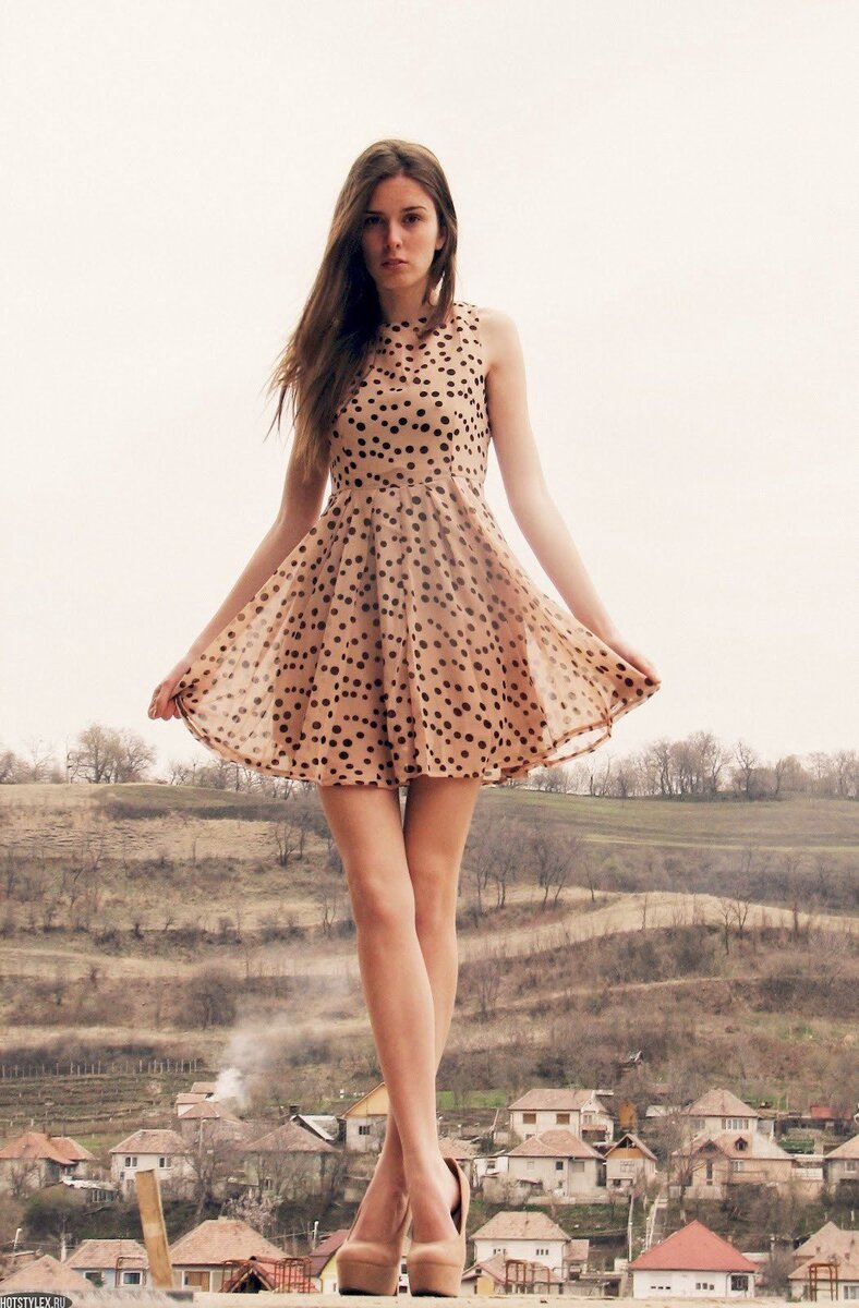 Девушка в легком платье. Источник: Яндекс Картинки.