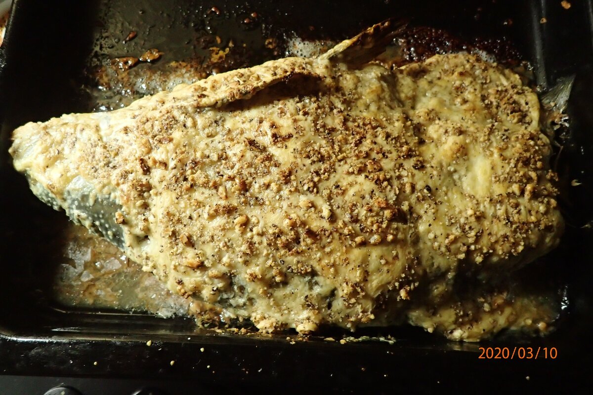 Хвост пришлось отрезать. не помещался на противень. Его с удовольствием съест мой рыжий мэйн кун. Он уже требует свою долю.