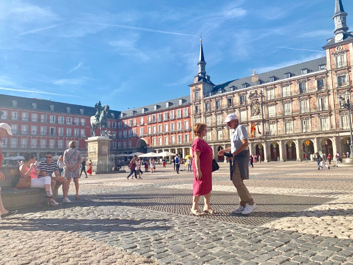 Наши герои на площади Мадрида