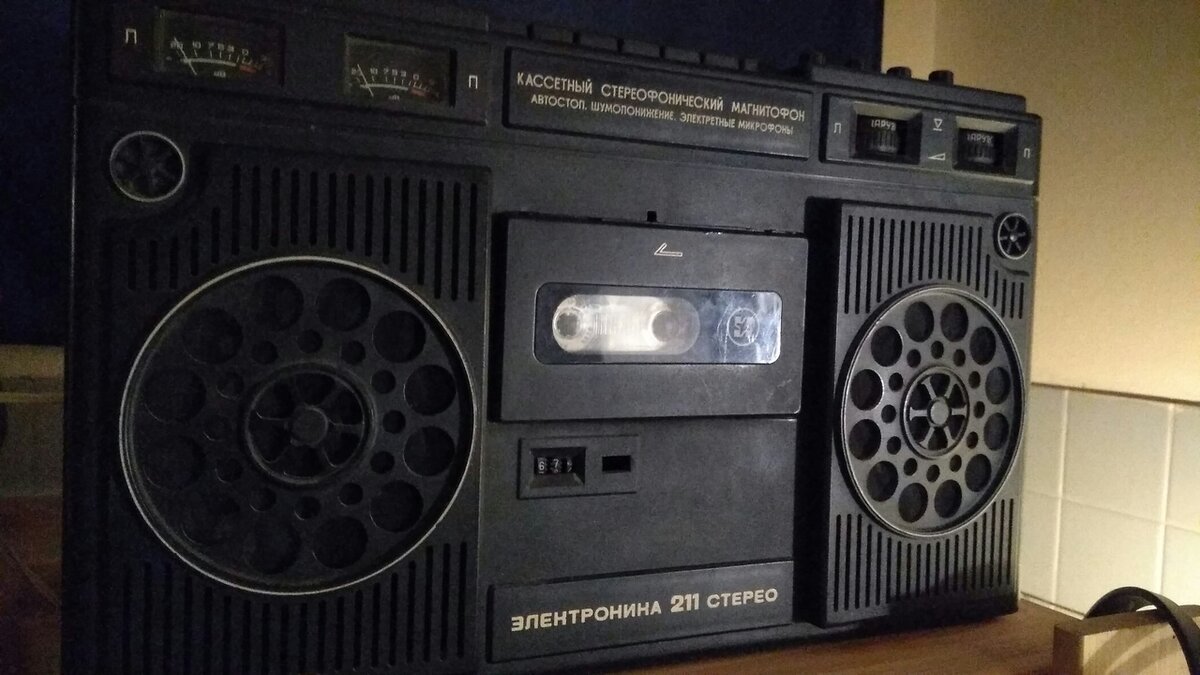 в 1981-м году этот магнитофон стоил 350 руб. Это пять обычных зарплат!