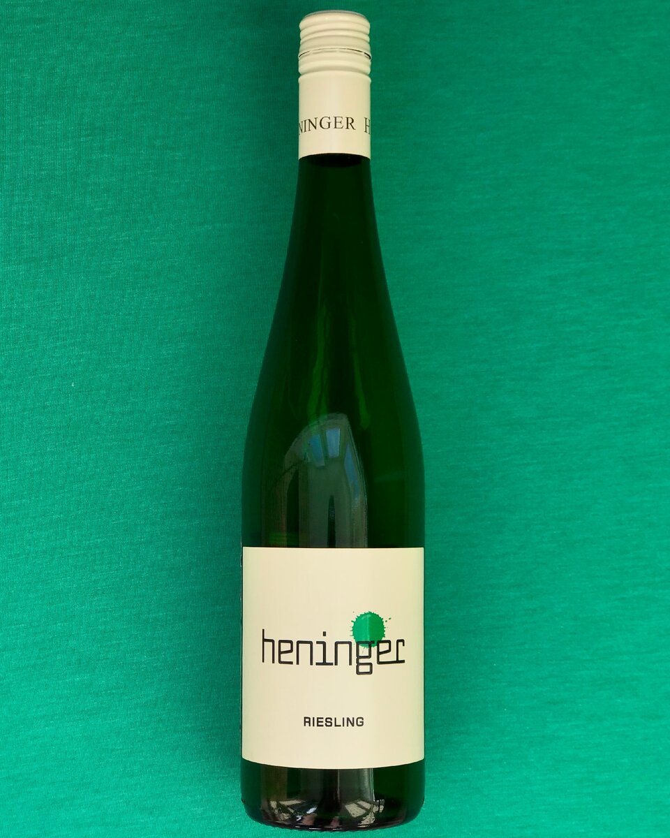 Вино riesling белое полусухое. Хенингер Рислинг. Рислинг Хенингер Австрия. Вино Heninger Рислинг. Хенингер вино белое Грюнер.