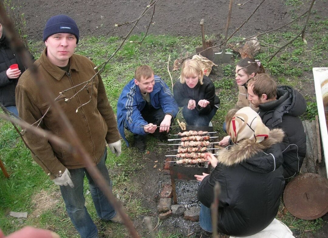 Гопники леса. Маевка шашлык. Маевка на природе. Люди на шашлыках. Компания на шашлыках.