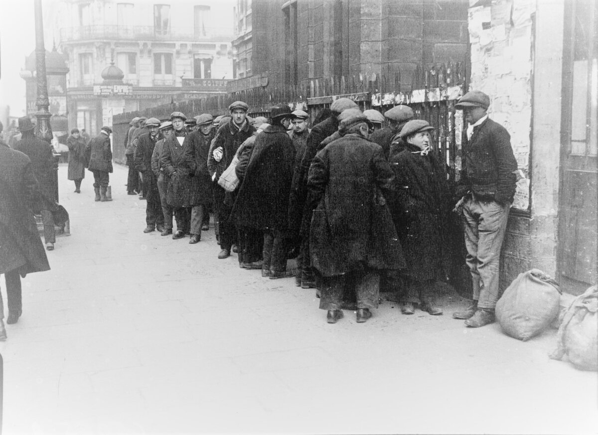 Раздача бесплатного супа в Париже.