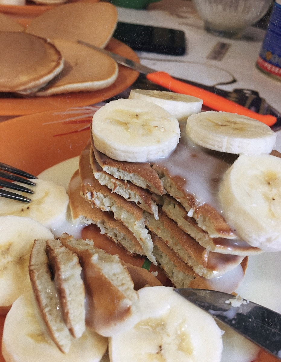 Панкейки со сгущёнкой и бананами