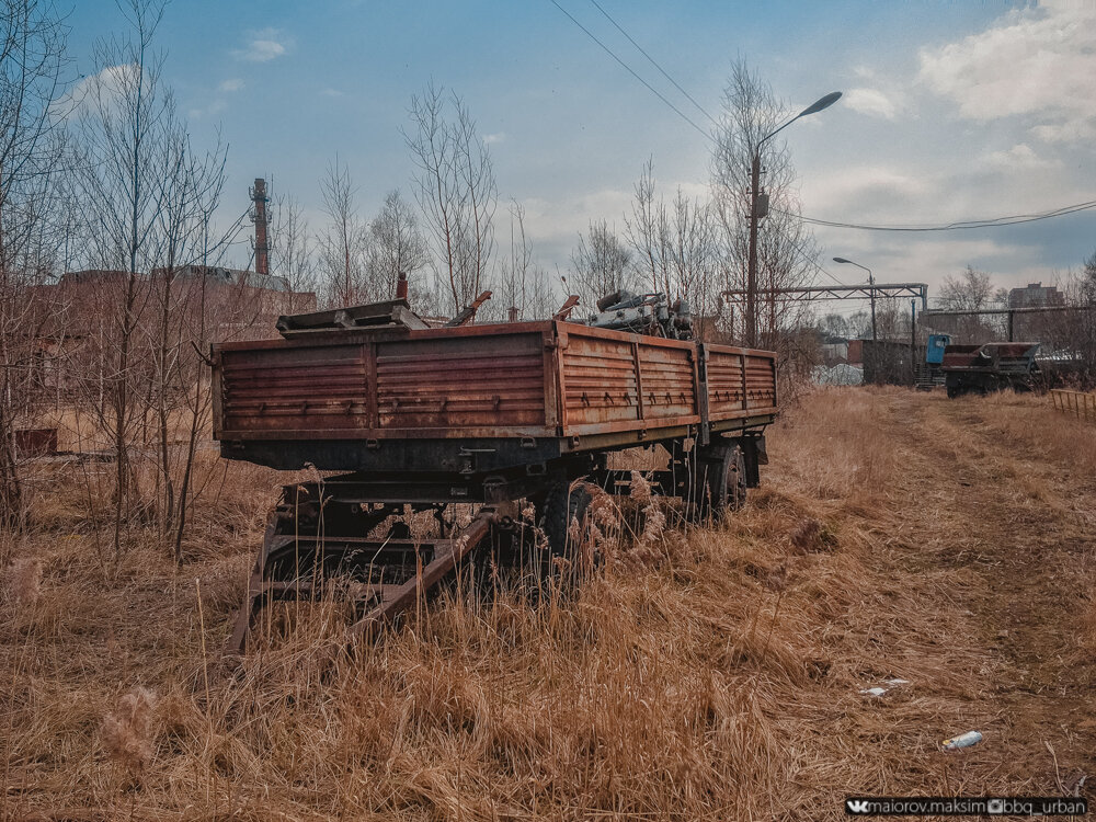 Подошел к брошенной технике на окраине закрытого завода. Хозяин нашелся мгновенно