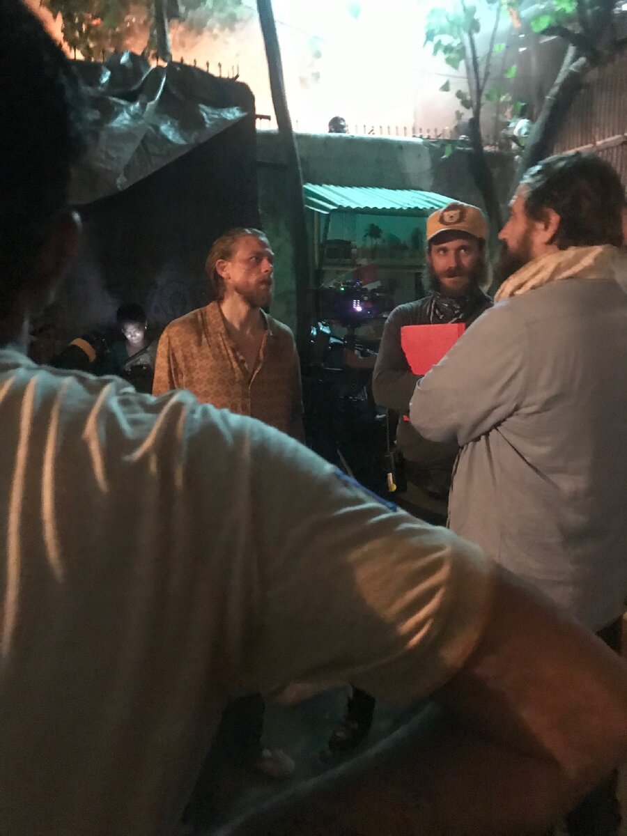 Чарли Ханнэм на съёмках фильма «Шантарам»