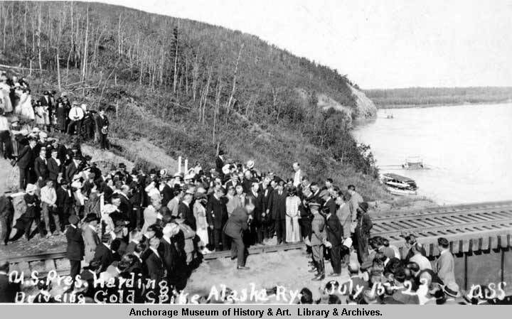 15 июля 1923 года во время открытия президент Уоррен Гардинг ведёт машину "Голден Спайк" в Ненане Коллекция CIHS, музей Анкориджа.