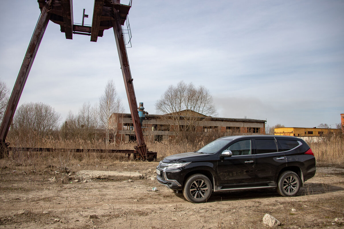 Я заехал в промзону и нашёл уцелевший автобус ЛиАЗ красного цвета ???