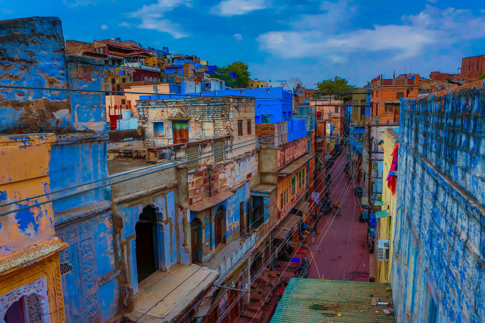 Источник фото: https://glancejournal.ru/visiting-the-blue-city-of-jodhpur-25-photo-by-laura-grier/
