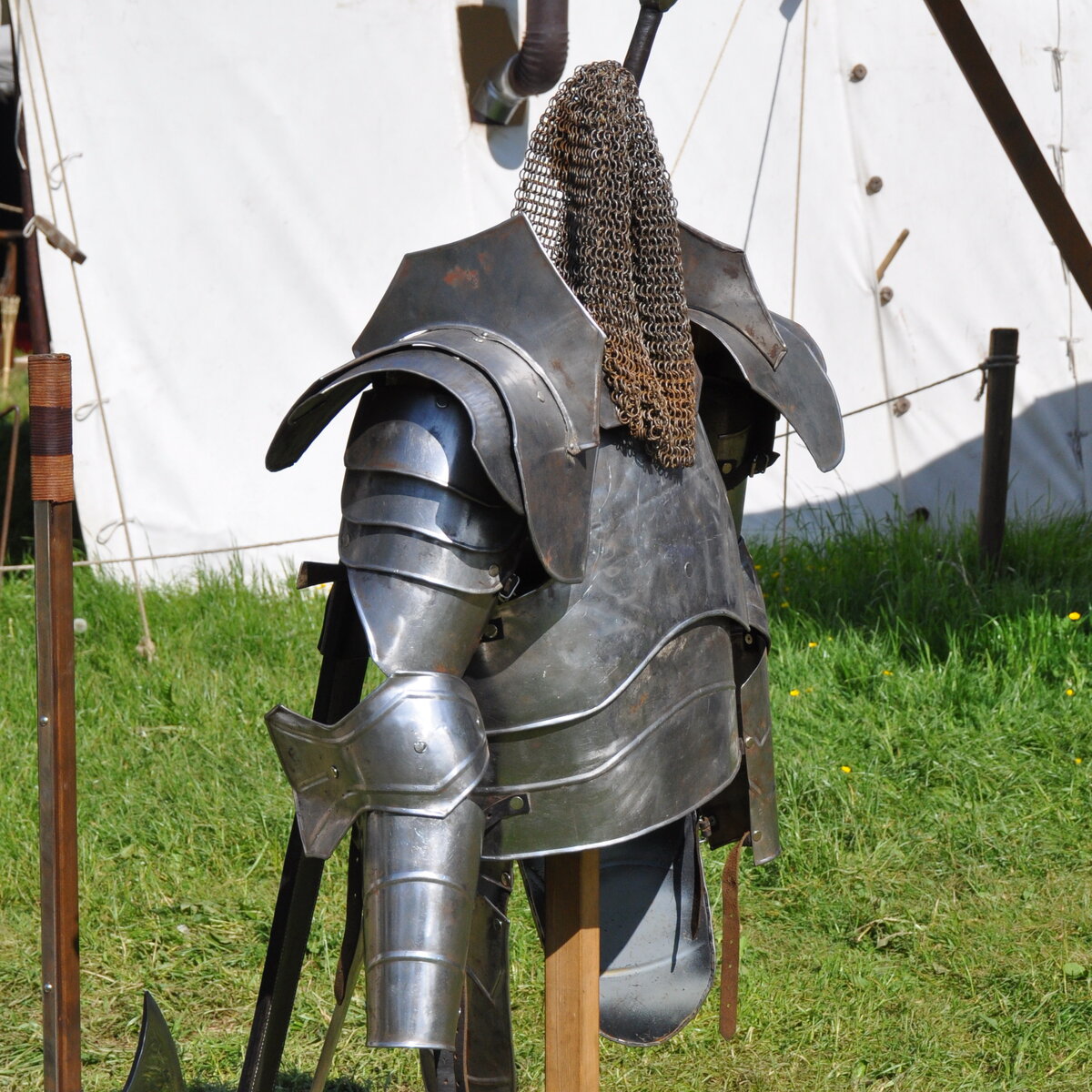 Ставшие столь ненужными современным мужчинам рыцарские доспехи. Фото из личного архива 