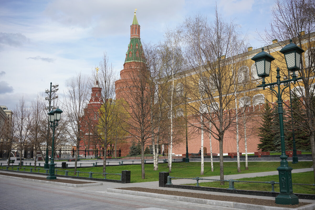 Пустынный Александровский сад посреди дня, когда такое в следующий раз удастся увидеть. 