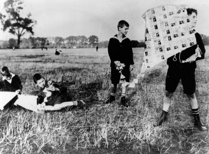 Инфляций была настолько высока, что на данной фотографии мы видим, как дети сделали воздушного змея из обесценившихся рейхсмарок.