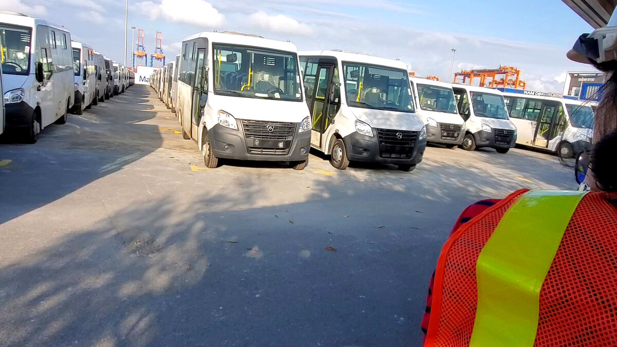 Партия автомобилей ГАЗ в порту Вьетнама, январь 2020