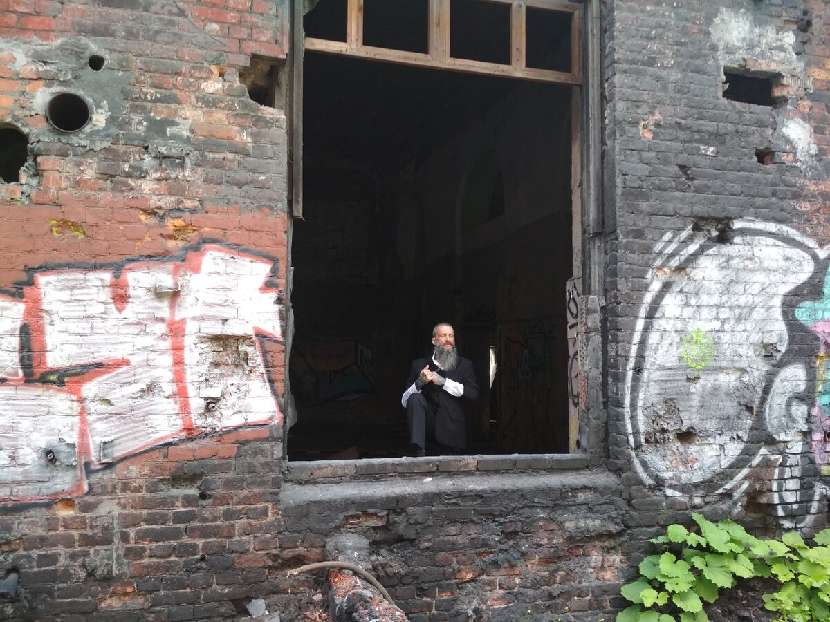 Архетип Аида, хозяина подземного мира мертвых. Это богатый Кощей.