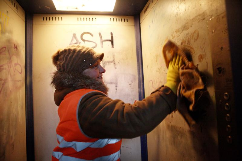 Стирание надписей в лифте (взято из интернета)