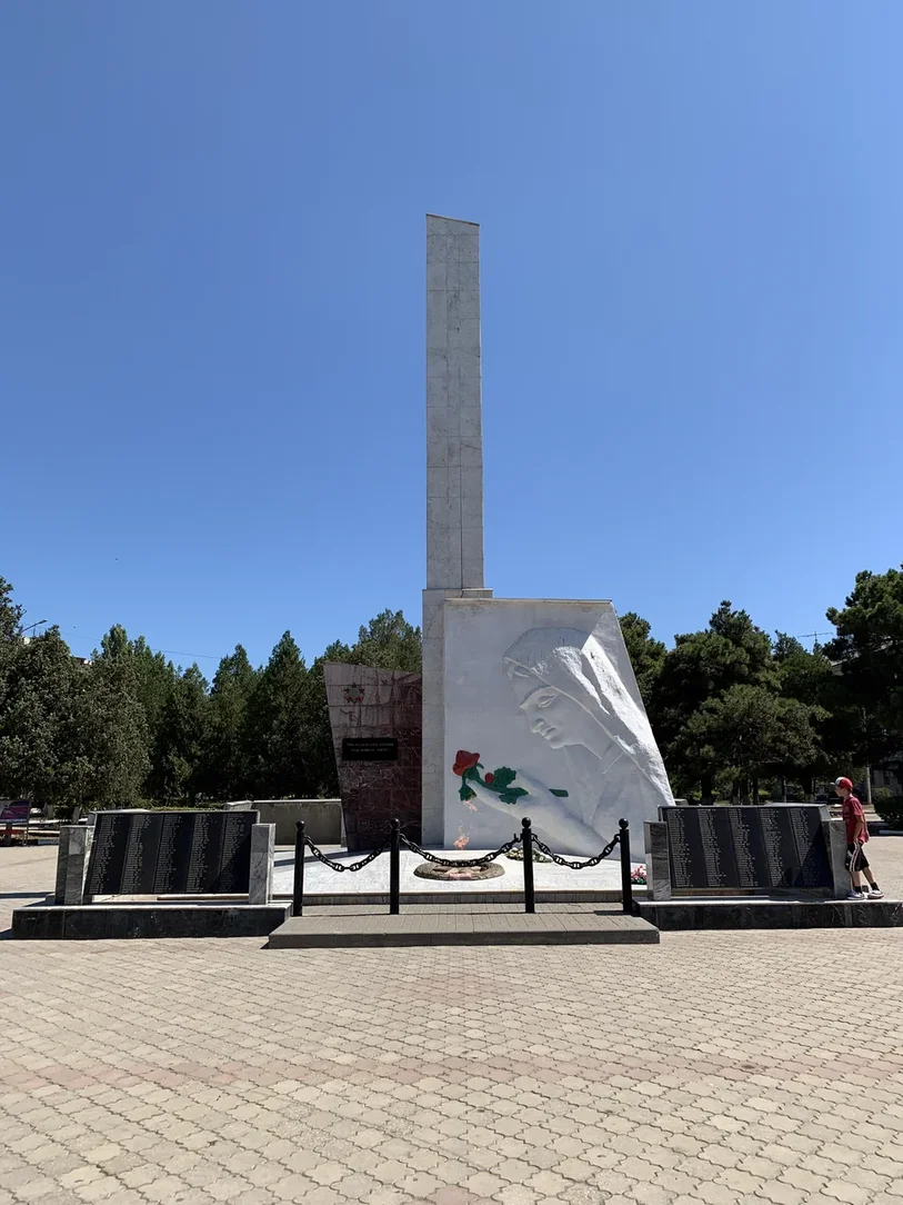 Обелиск без имен. Обелиск Скорбящей матери Каспийск. Памятник Скорбящей матери Каспийск. Вечный огонь Каспийск. Памятники в Каспийске.