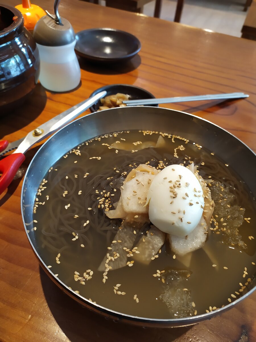 Нэнмён - холодное куксу (лапша) с водой, разбавленные соевым соусом и горчицей. 