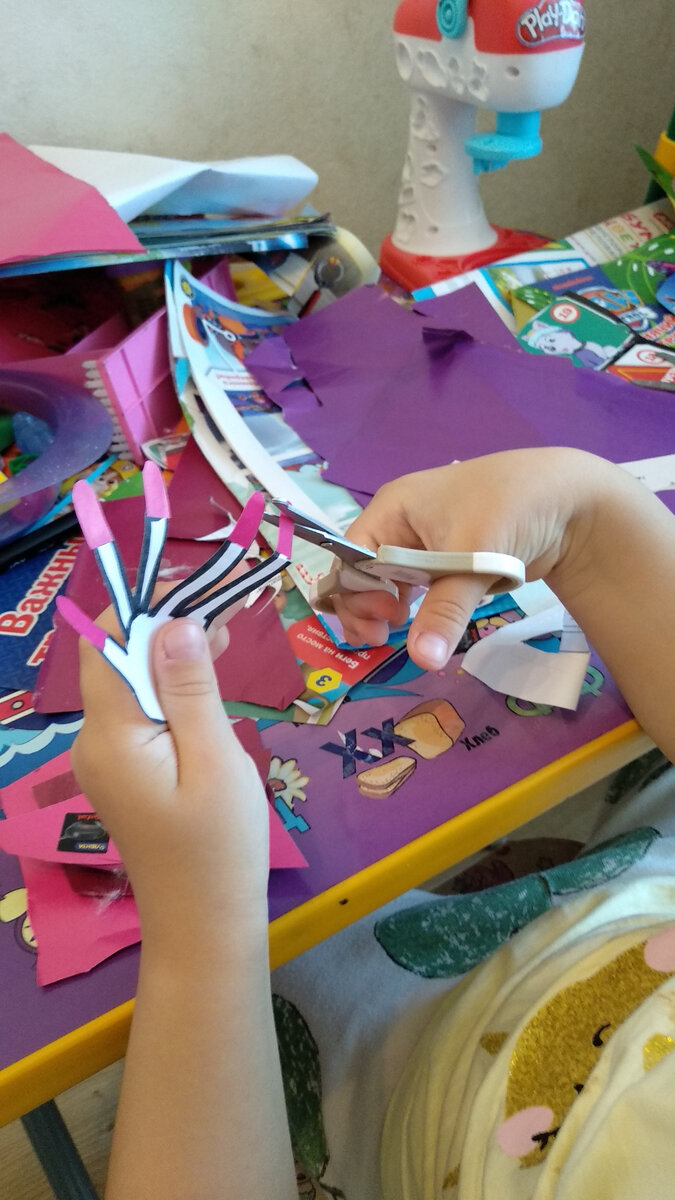 Вот и сам процесс маникюра бумажных ногтей. [Свайп справа налево]