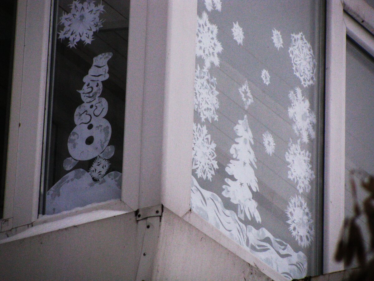 Снежинки на окне гуашью