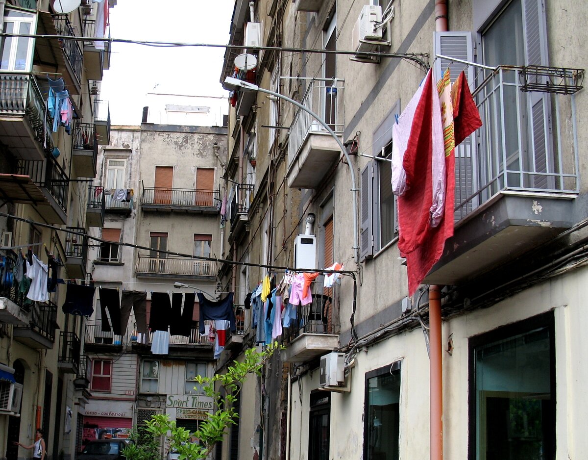 Во дворах ощущение, что они все время стирают штаны и их развешивают. То есть все дворы живописно завешаны стираными панталонами разных фасонов. 