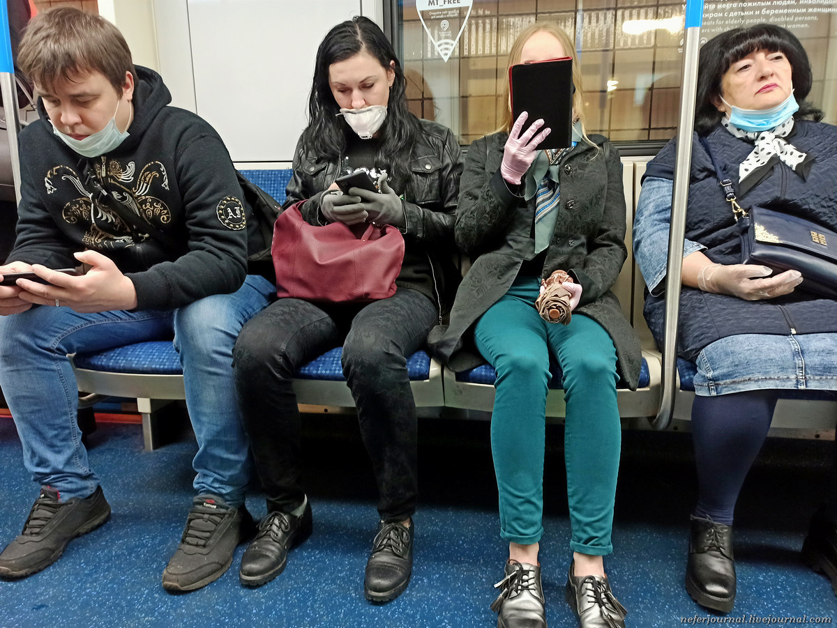 Можно ли в метро с ножом. Люди в метро. Сидит в метро. Человек сидит в метро. Люди в масках в метро.