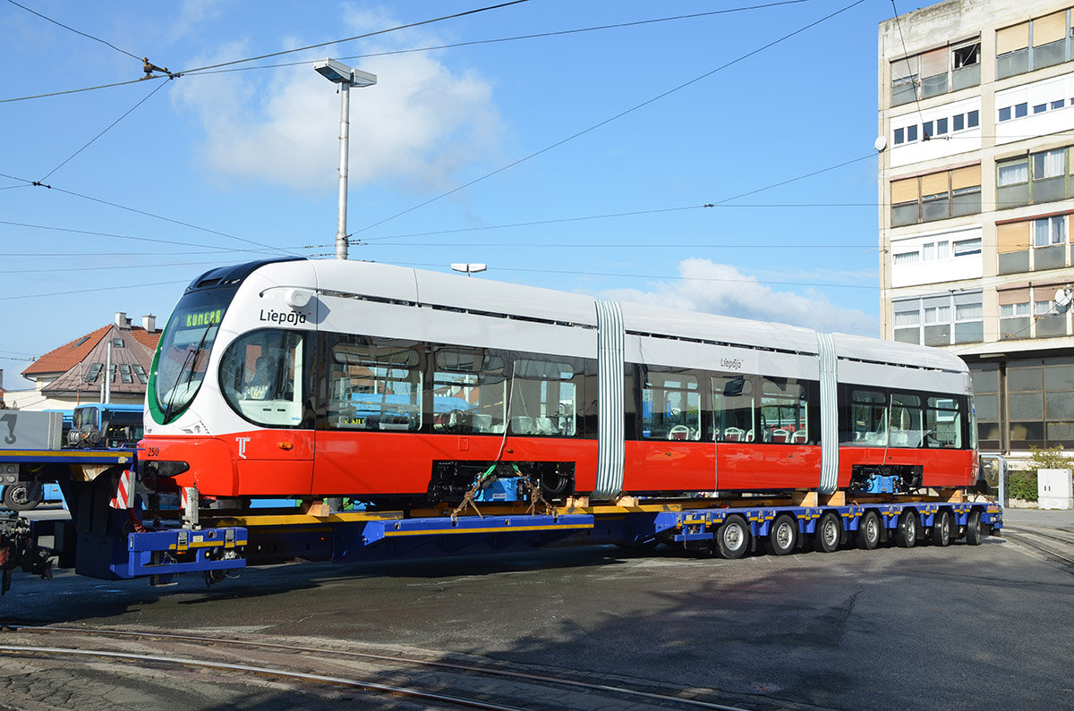 Трамвай модели TMK 2300L для Лиепаи, фото с сайта СТТС, автор toma.bacic