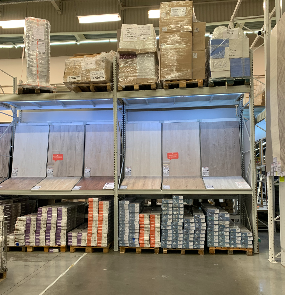 Обратите внимание, насколько бросаются в глаза ценники на ламинате разных оттенков. Также будет и с пылью