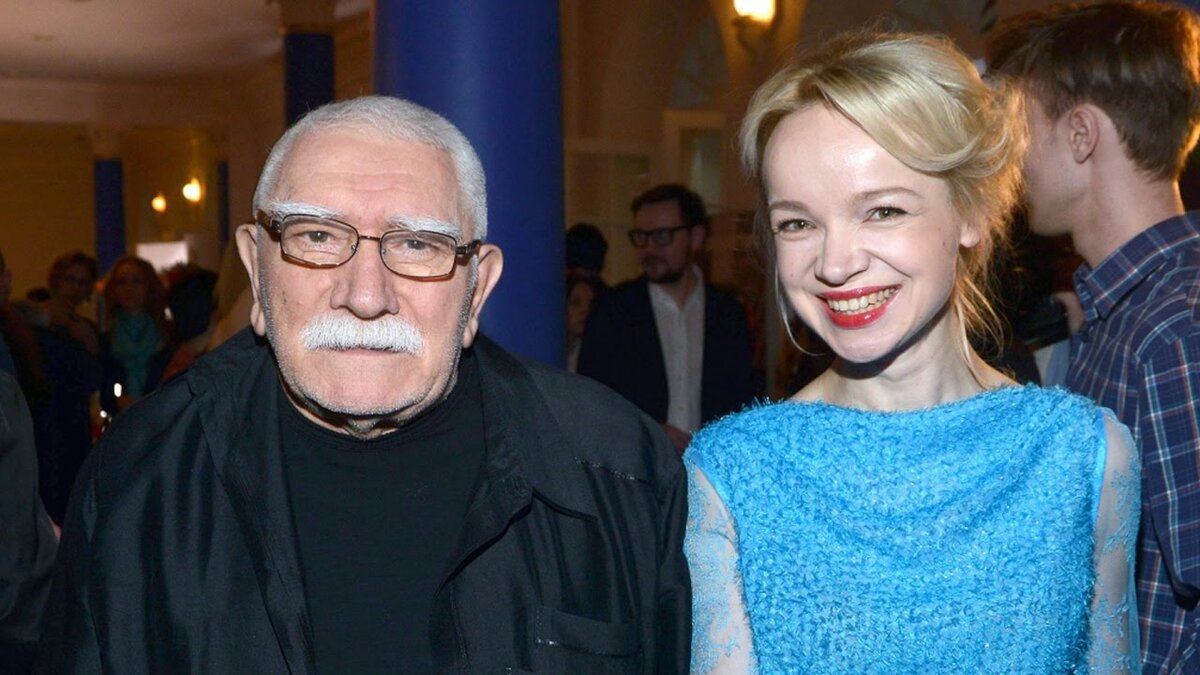 Фото из открытого доступа. Армен Джигарханян с третьей супругой Виталиной Цымбалюк