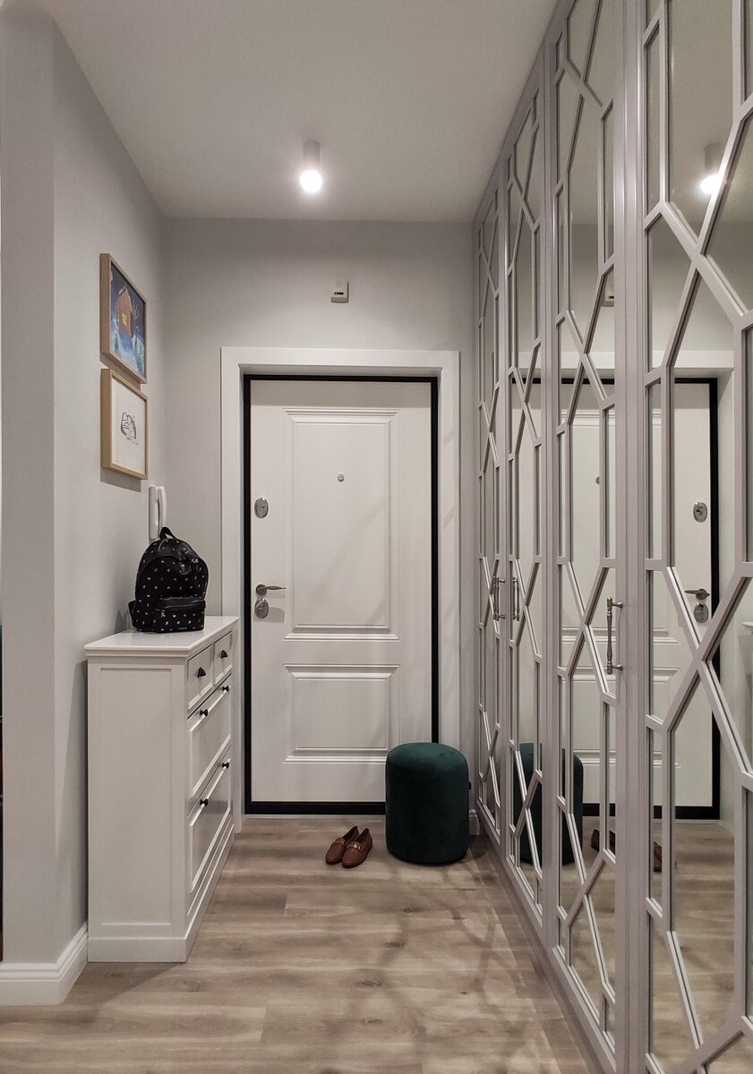 Дверь в прихожую. Маленькая квадратная прихожая. Прихожая по одной стене с входной дверью. Прихожая холл арт деко. Прихожая 9 кв.