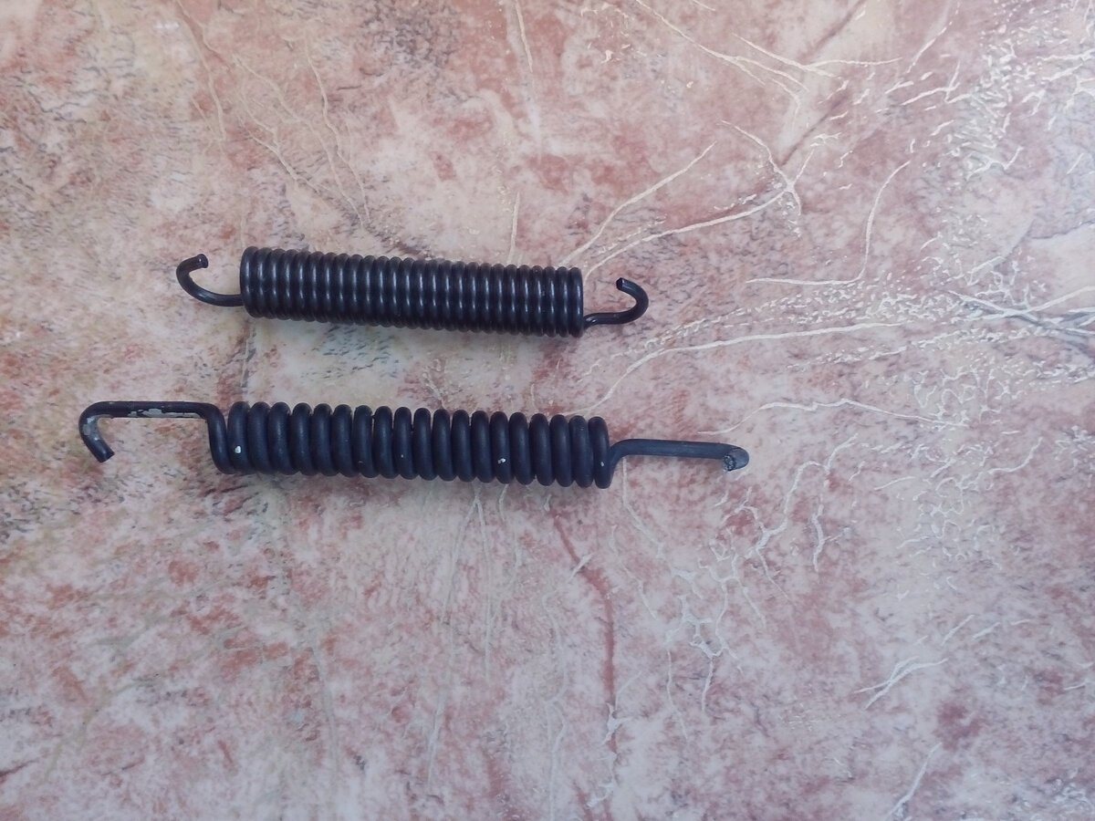 Нижняя пружина растянута, нужно "откусить" один виток с любой стороны, а из второго витка выгнуть новую петлю.
