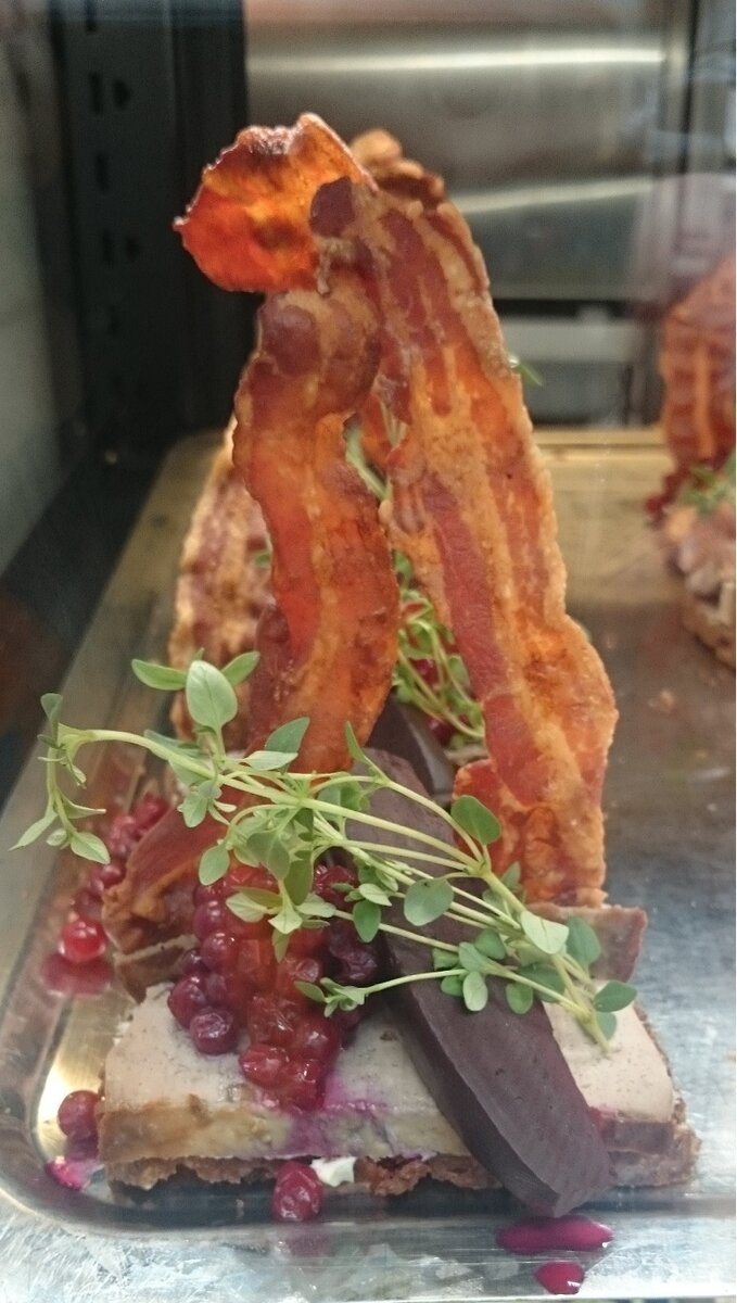 Датский бутерброд с датским паштетом, свёклой, ягодами брусники и беконом,