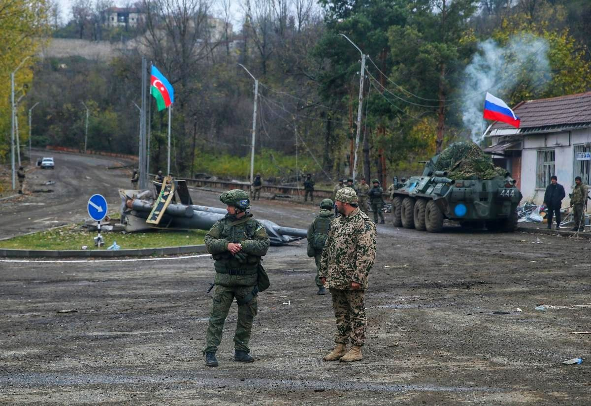 По сообщению российского Союза армян на ТВД готовы выехать уже двадцать тысяч добровольцев. Из США, по сообщениям тамошней армянской диаспоры, сражаться хотят приехать уже около десяти тысяч армян. Помогать своему народу готовы армяне Ливана, Франции, Ирана и многих других стран мира.

Уже в интернете ходили рассказы про то что в Карабах приехал воевать дантист из Москвы, который уехал из Армении в Москву в пятилетнем возрасте.