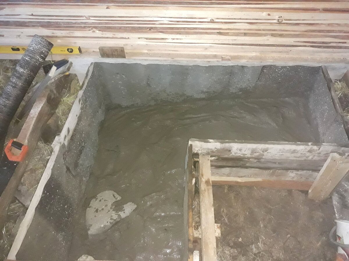 В заливку фундамента под печь с учётом склона было инвестировано 3 центнера цемента