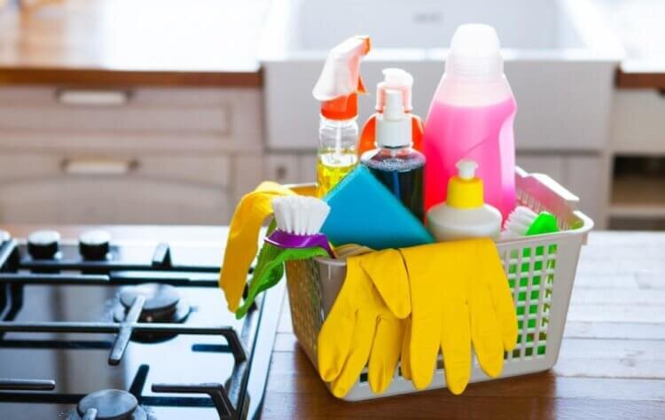 На упаковках чистящих средств написано, что они убивают только 99,9% бактерий. Но почему? 