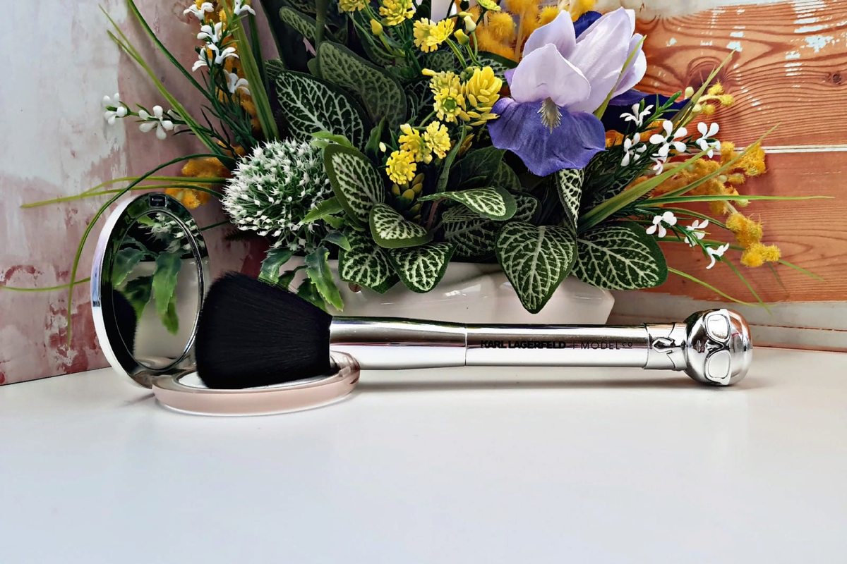 У меня кисти из набора Lagerfeld&ModelCo, но именно такие же не предлагаю покупать. Для меня они, скорее, интерьерные, чем рабочие. А рабочими могут стать даже кисти с Алиэкспресс (но лучший вариант - Real Techniques)