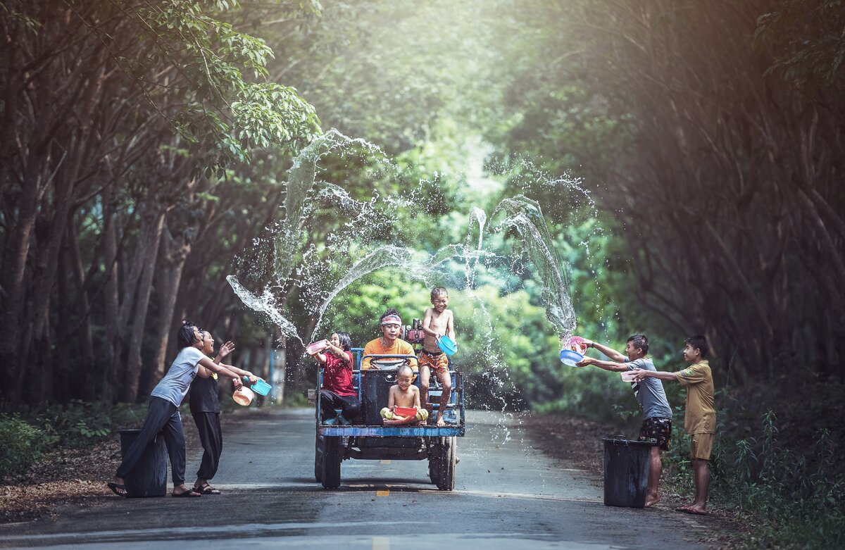 Вот так его в наше время празднуют дети и туристы — обливают друг друга водой, иногда даже из шланга