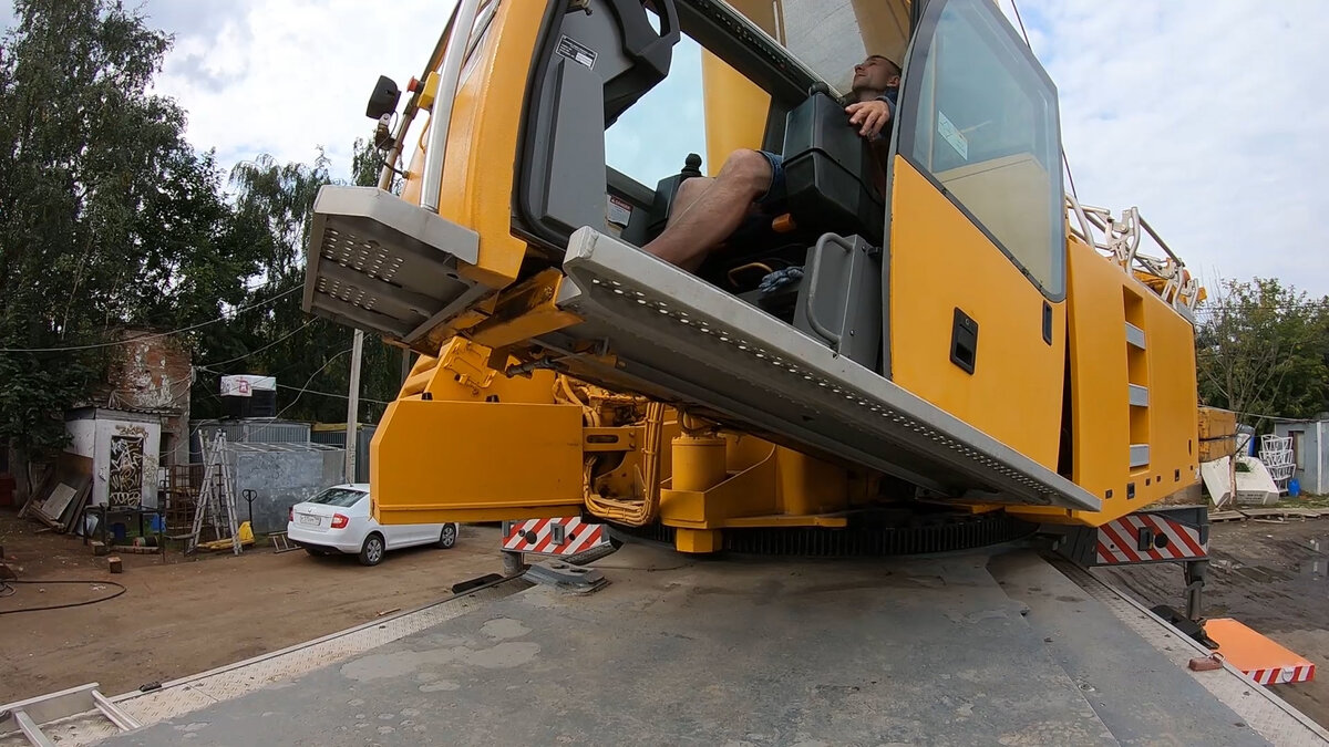 Кабина поднимается для удобства работы на высоте