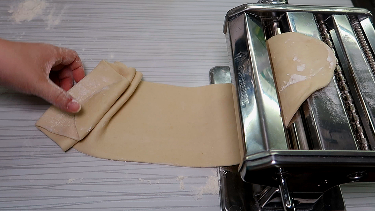 Тесто из раскаточной машинки выходит до 1 мм толщиной