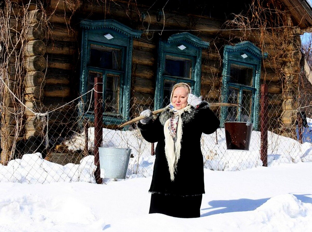 Как живет русская женщина. Деревенские люди. Зимняя деревня у бабушки. Деревенская женщина зимой. Баба зимой в деревне.