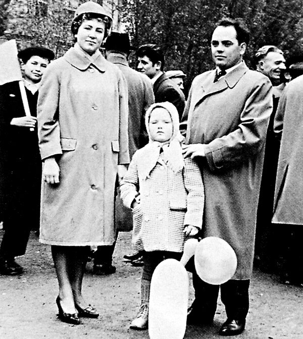 Маленькая Лариса с родителями