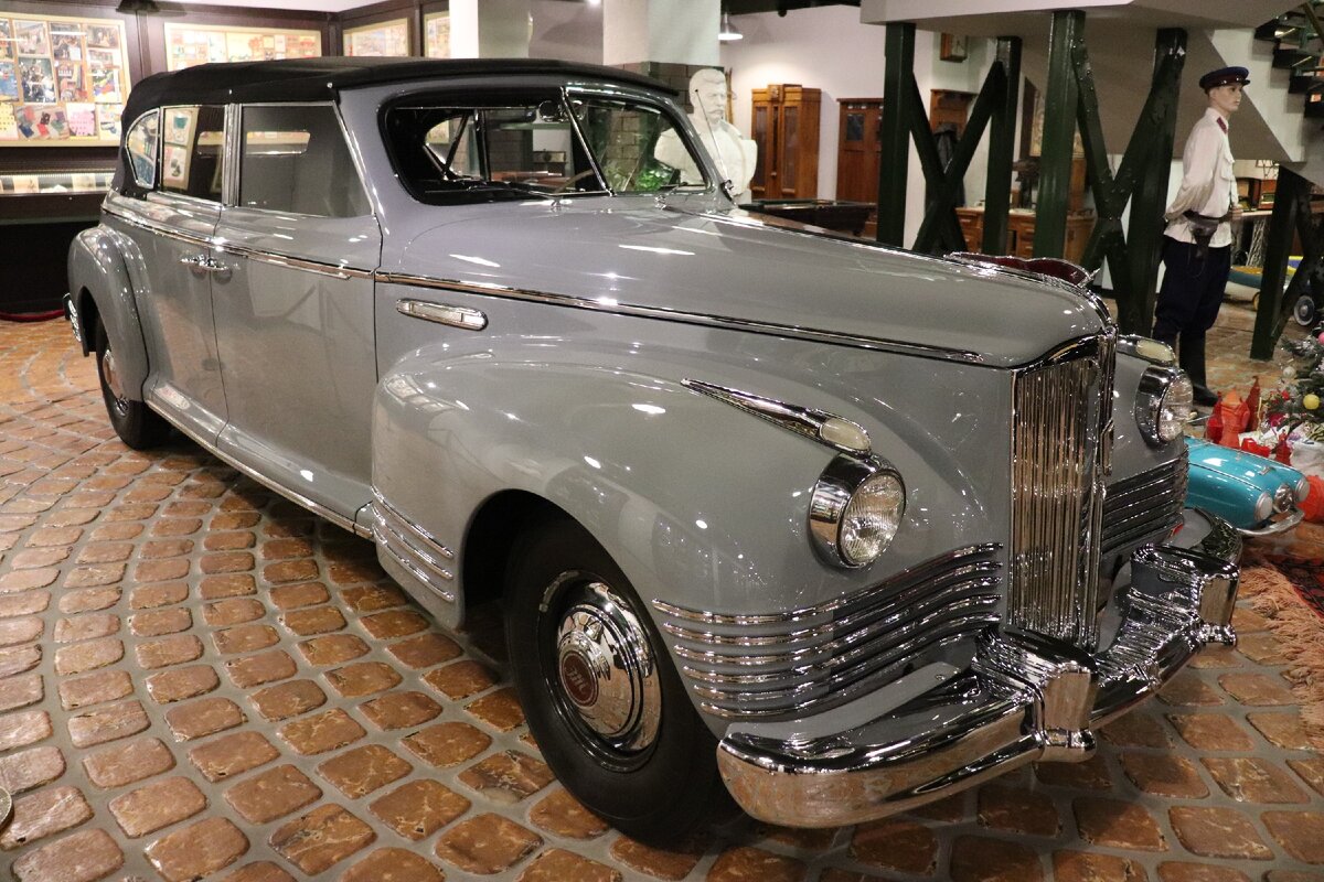 ЗИС-110Б -  фаэтон со складной матерчатой крышей, такие использовались для парадов.