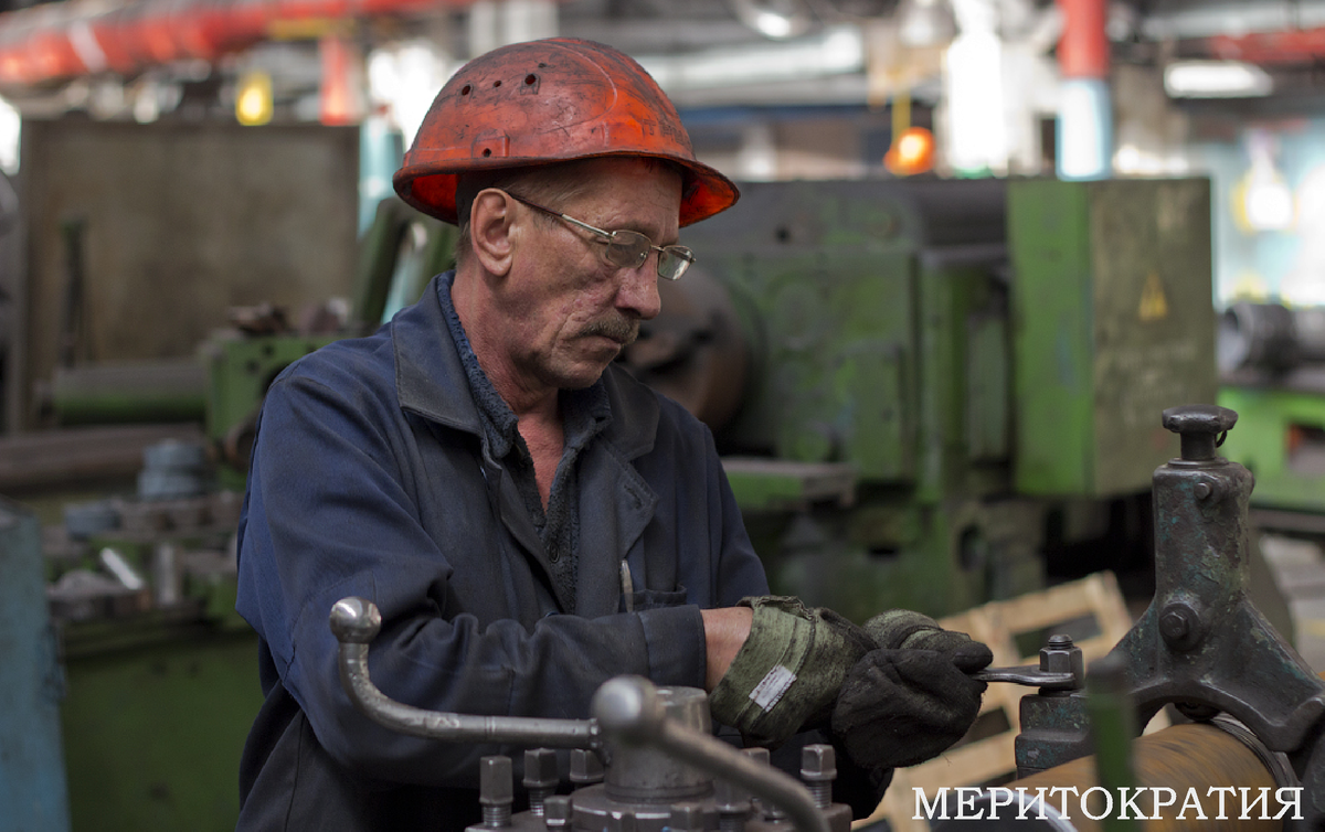 рабочий цех. чс на производстве. конвейерная лента в шахте. рабочий чрезвычайно. рабочий чрезвычайно.