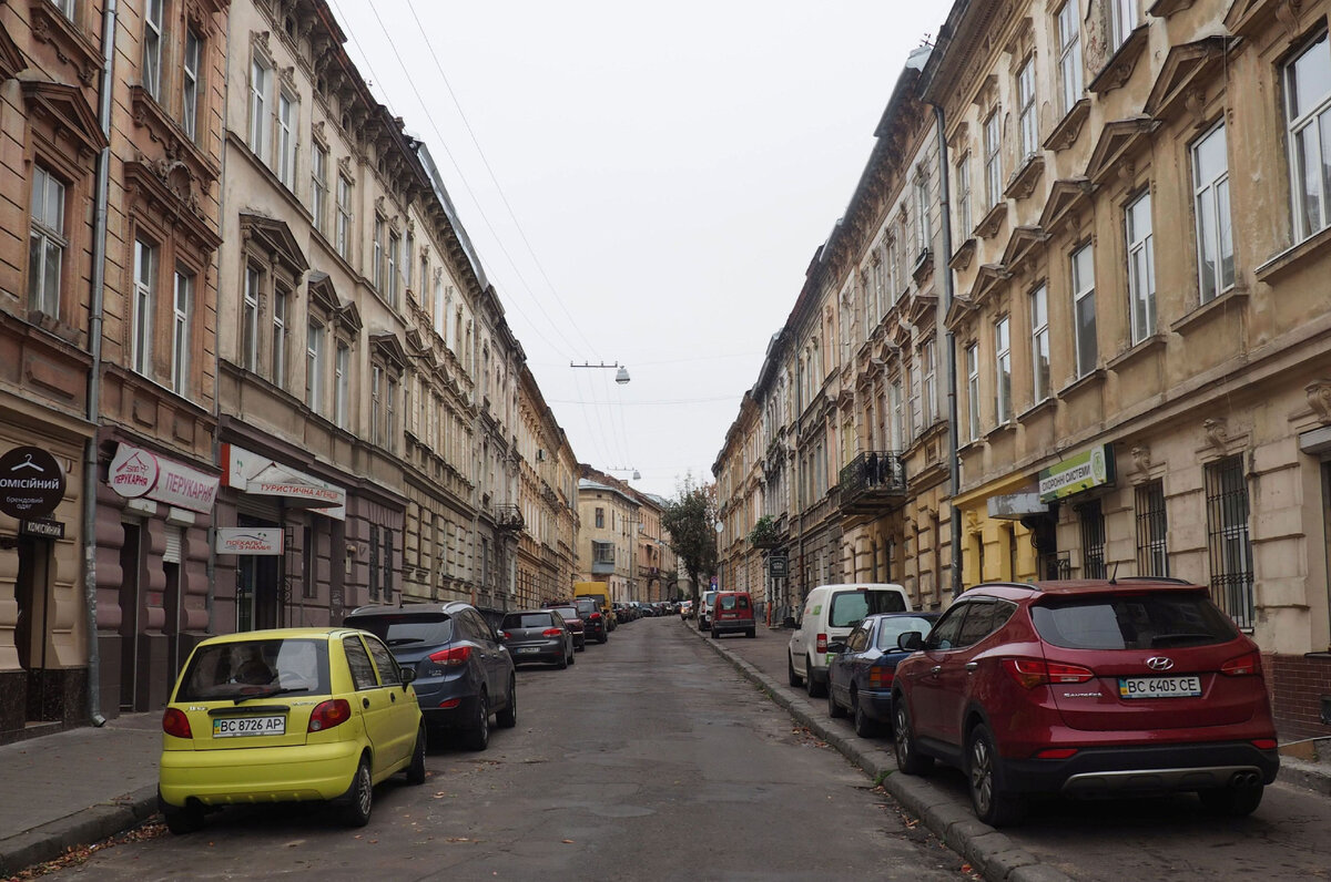 Пестрящие рекламные вывески на исторических фасадах и не пойми как припаркованные машины, конечно, немного портят общую картинку, но не делают Львов менее прекрасным