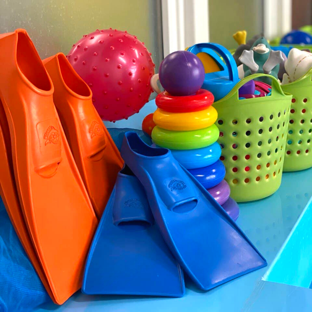 Родители наших “аквазавриков” видят, что у нас в детском бассейне есть все необходимое для занятий плаванием.