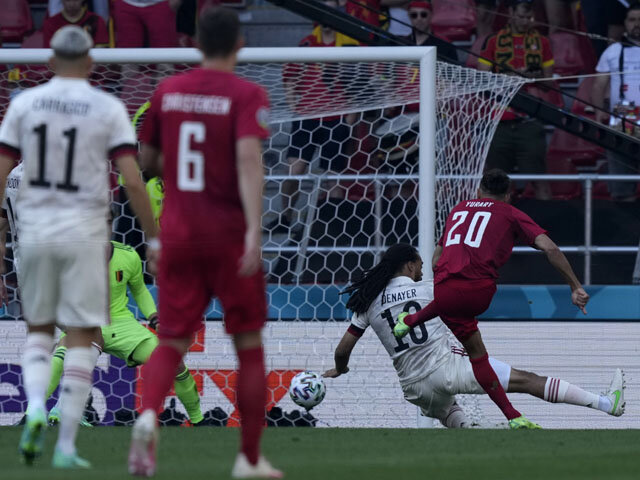  Датчанин Поульсен забивает в ворота Бельгии. фото: картинки яндекса.