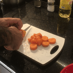 Нарезаем 2 моркови крупными кольцами