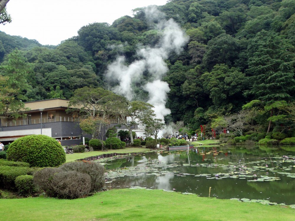 Привет) Хорошего настроения и прочтения данной статьи. А статья будет про весьма необычное расположение города Беппу в Японии. Что же необычного? Да хотя бы тот факт что весь город стоит на вулкане.-5